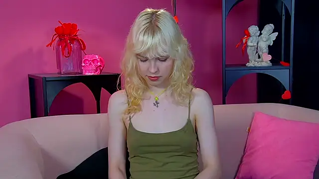Snapshot of HannahHollis chatting on May 2026 06:26:02 PM HannahHollis online show from May 2026 06:26:02 PM