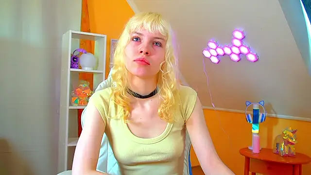 Snapshot of HannahHollis chatting on June 2026 06:06:01 AM HannahHollis online show from June 2026 06:06:01 AM