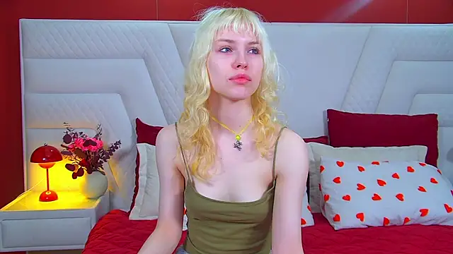 Snapshot of HannahHollis chatting on June 2026 06:11:02 AM HannahHollis online show from June 2026 06:11:02 AM