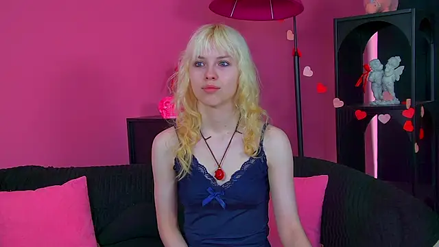 Snapshot of HannahHollis chatting on June 2026 06:11:01 AM HannahHollis online show from June 2026 06:11:01 AM