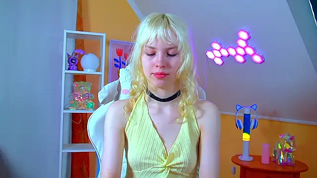 Snapshot of HannahHollis chatting on June 2026 06:15:02 AM HannahHollis online show from June 2026 06:15:02 AM