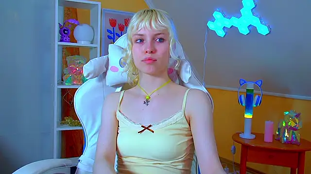 Snapshot of HannahHollis chatting on June 2026 06:20:02 PM HannahHollis online show from June 2026 06:20:02 PM