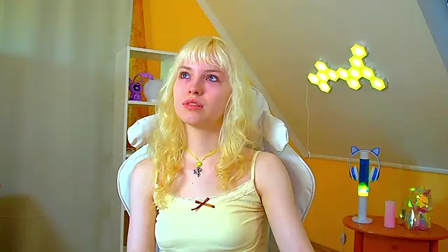 Snapshot of HannahHollis chatting on June 2026 06:18:02 AM HannahHollis online show from June 2026 06:18:02 AM
