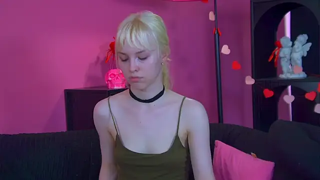 Snapshot of HannahHollis chatting on June 2026 12:44:02 PM HannahHollis online show from June 2026 12:44:02 PM