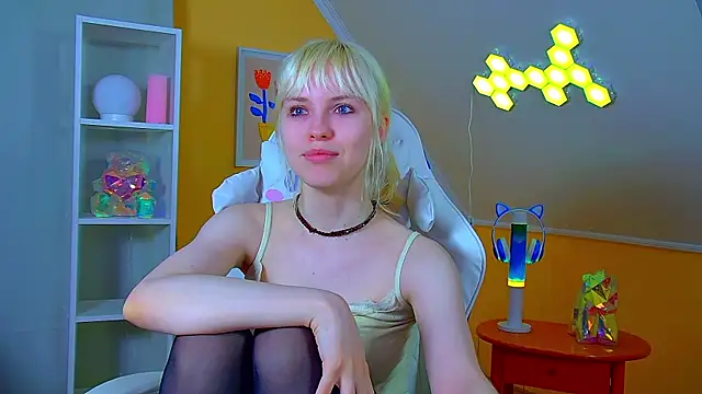 Snapshot of HannahHollis chatting on July 2026 06:23:01 PM HannahHollis online show from July 2026 06:23:01 PM