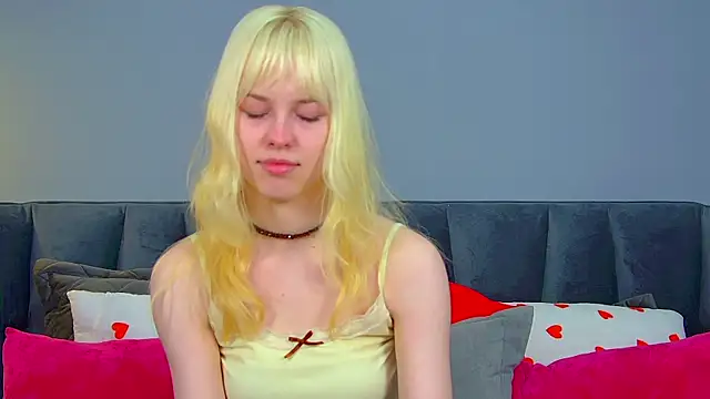 Snapshot of HannahHollis chatting on July 2026 06:28:01 AM HannahHollis online show from July 2026 06:28:01 AM