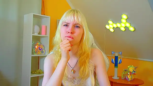 Snapshot of HannahHollis chatting on July 2026 06:08:01 AM HannahHollis online show from July 2026 06:08:01 AM