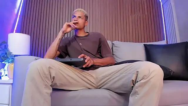 Snapshot of Omen20_ chatting on April 2026 12:21:01 PM Omen20 online show from April 2026 12:21:01 PM