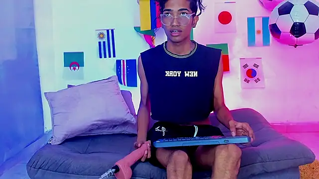 triiangel latinboy online show from July 2026 12:42:01 PM