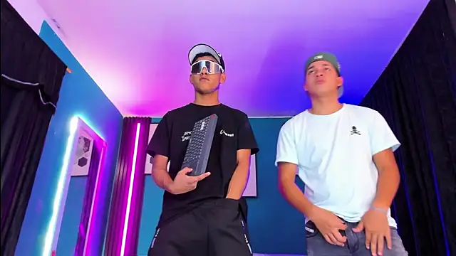  HotWildwolves online show from April 2026 11:54:01 PM