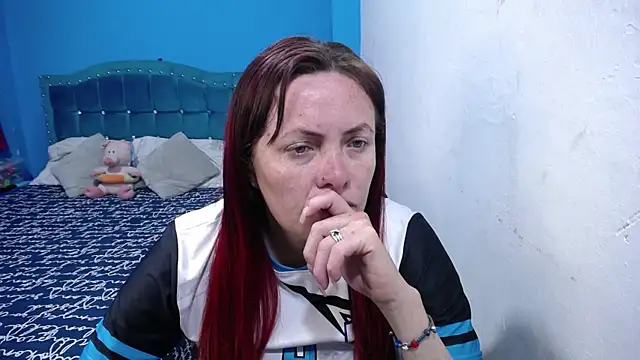 carolinhe26 online show from July 2026 07:45:01 PM