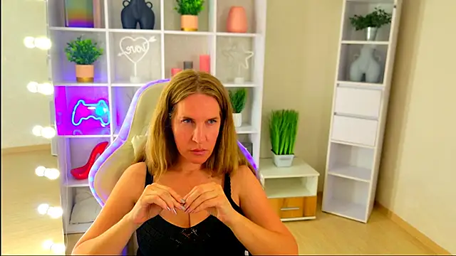 MollyLoll online show from June 2026 12:39:01 PM