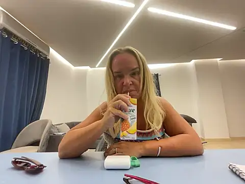 Snapshot of parisheliton chatting on April 2026 05:46:01 AM parisheliton online show from April 2026 05:46:01 AM