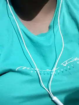 Snapshot of Siya_mic chatting on April 2026 06:02:01 PM Siya mic online show from April 2026 06:02:01 PM