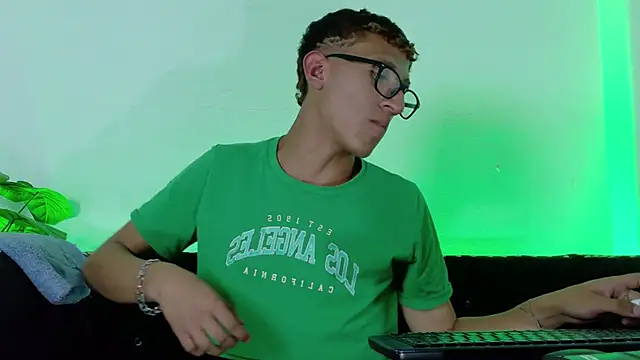 Snapshot of Damian_nix chatting on April 2026 05:24:02 AM Damian nix online show from April 2026 05:24:02 AM