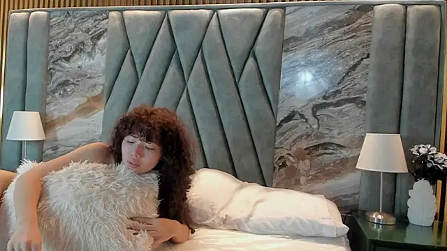 Chloe and Violeta online show from May 2026 12:34:02 PM