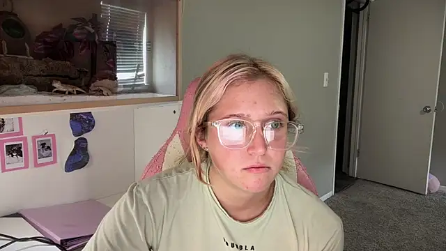 MUSCLEMOMMY1365 online show from May 2026 07:09:02 PM