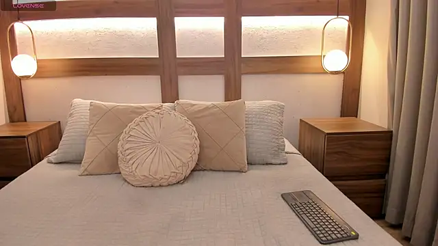 Emii Lux online show from May 2026 07:33:01 PM