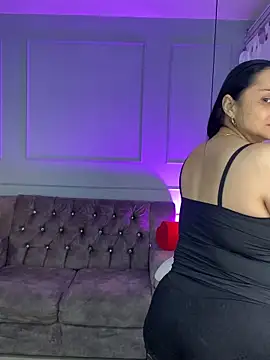 Catalinaa luz online show from April 2026 12:12:01 PM