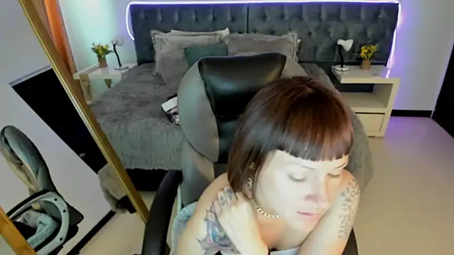 Kim Jeins666  online show from June 2026 08:19:02 PM