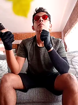 Snapshot of HexLatino13 chatting on April 2026 06:15:01 PM HexLatino13 online show from April 2026 06:15:01 PM