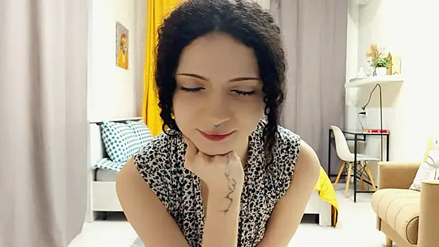 CinnamonCurl online show from May 2026 11:33:01 PM