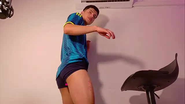 LeoTease online show from June 2026 07:13:01 PM