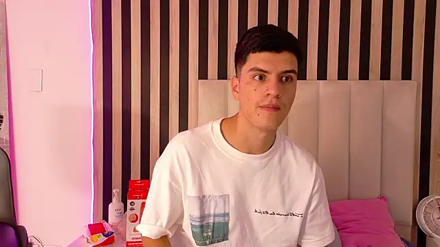 LeoTease online show from June 2026 07:04:01 PM