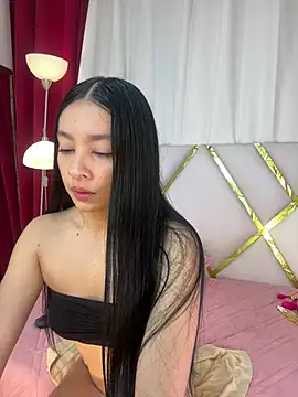Lila-pinkky online show from April 2026 12:03:01 PM