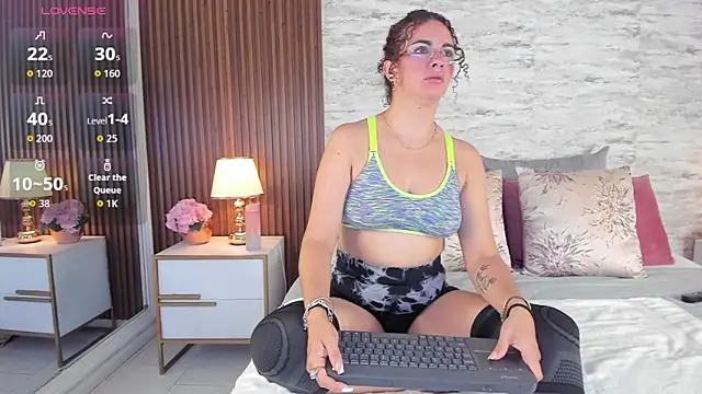 zoehiltonn online show from May 2026 01:16:02 PM