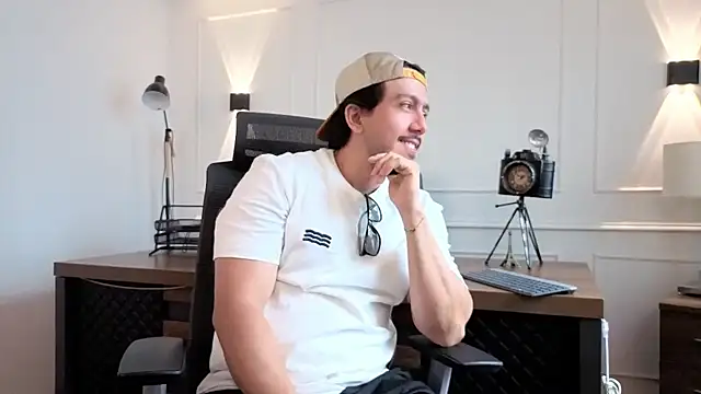 andrewmuscle online show from April 2026 07:59:01 PM