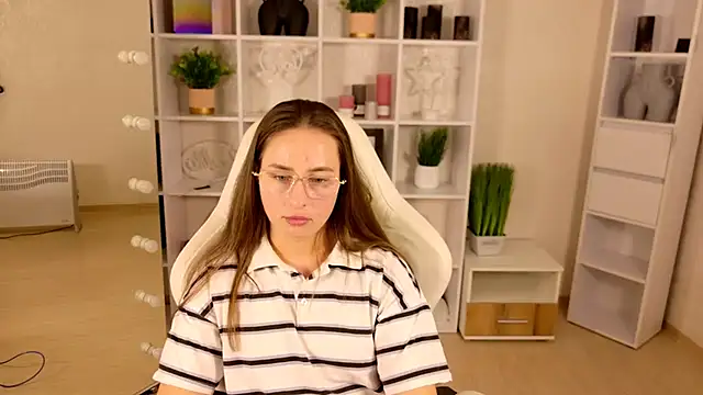 NadinnL online show from May 2026 06:53:01 AM
