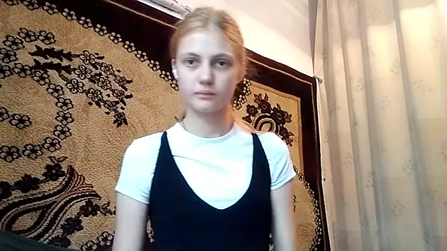 Snapshot of LunaLaday chatting on May 2026 02:40:01 AM LunaLaday online show from May 2026 02:40:01 AM