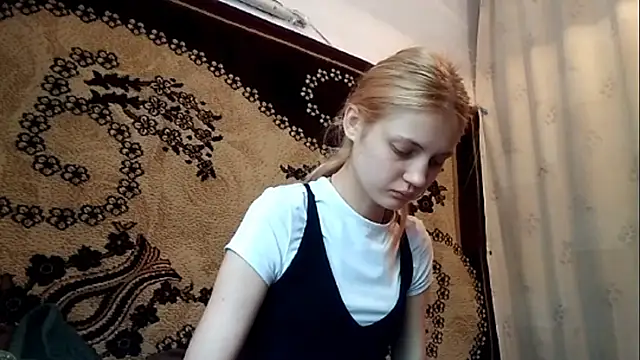 Snapshot of LunaLaday chatting on May 2026 04:07:02 AM LunaLaday online show from May 2026 04:07:02 AM
