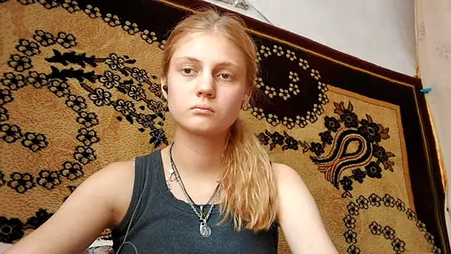 Snapshot of LunaLaday chatting on July 2026 05:00:02 AM LunaLaday online show from July 2026 05:00:02 AM