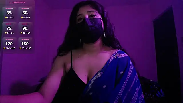 Snapshot of -Queenie chatting on May 2026 07:10:02 PM -Queenie online show from May 2026 07:10:02 PM