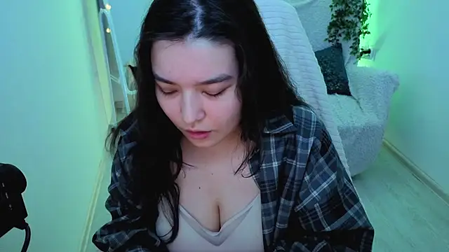 MomoRins online show from April 2026 09:02:02 PM