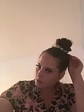 Poppylooloo online show from June 2026 01:46:01 PM