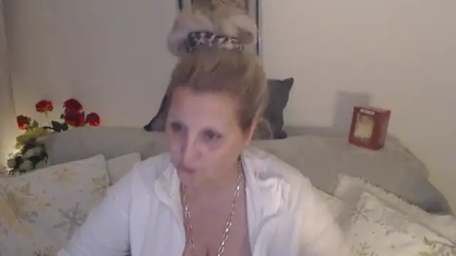 Snapshot of Divineblond chatting on March 2026 09:06:01 PM Divineblond online show from March 2026 09:06:01 PM