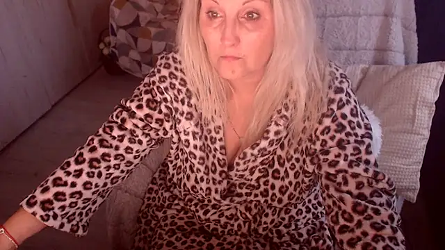 Snapshot of Divineblond chatting on March 2026 04:11:01 PM Divineblond online show from March 2026 04:11:01 PM