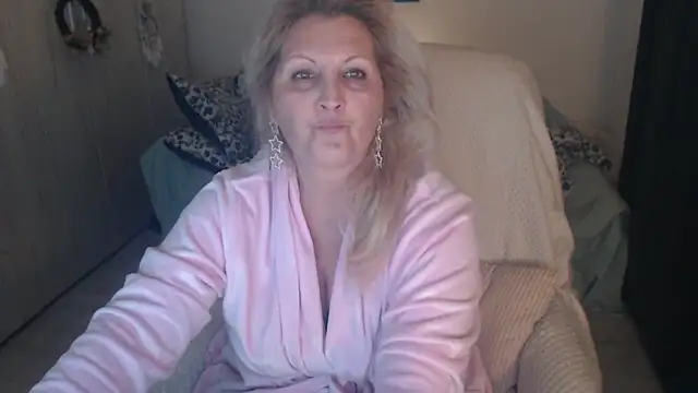 Snapshot of Divineblond chatting on March 2026 09:08:01 PM Divineblond online show from March 2026 09:08:01 PM