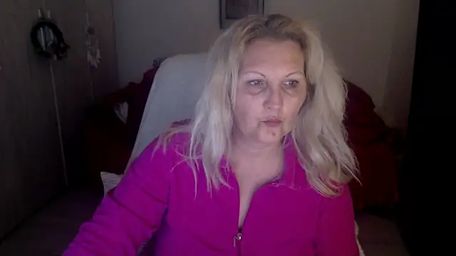 Snapshot of Divineblond chatting on March 2026 08:58:02 PM Divineblond online show from March 2026 08:58:02 PM