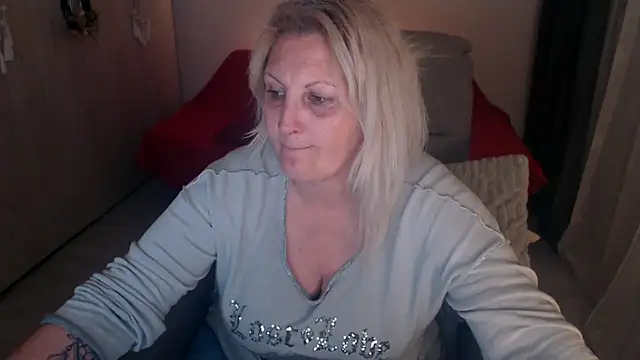 Snapshot of Divineblond chatting on April 2026 09:34:02 PM Divineblond online show from April 2026 09:34:02 PM