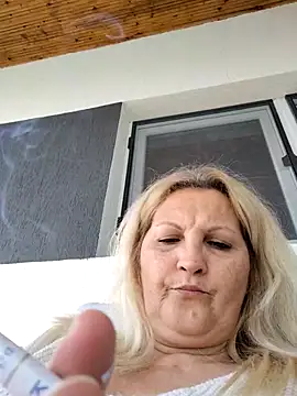 Snapshot of Divineblond chatting on April 2026 12:58:02 PM Divineblond online show from April 2026 12:58:02 PM