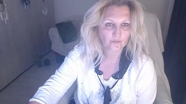 Snapshot of Divineblond chatting on April 2026 10:09:02 PM Divineblond online show from April 2026 10:09:02 PM