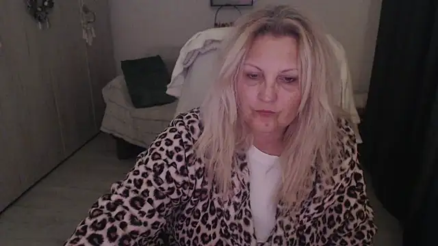 Snapshot of Divineblond chatting on April 2026 11:43:02 PM Divineblond online show from April 2026 11:43:02 PM