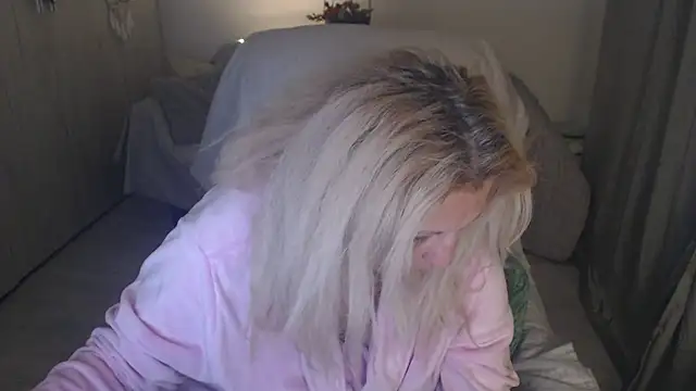 Snapshot of Divineblond chatting on April 2026 08:03:02 PM Divineblond online show from April 2026 08:03:02 PM