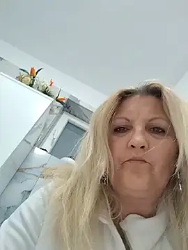 Snapshot of Divineblond chatting on April 2026 07:30:01 PM Divineblond online show from April 2026 07:30:01 PM
