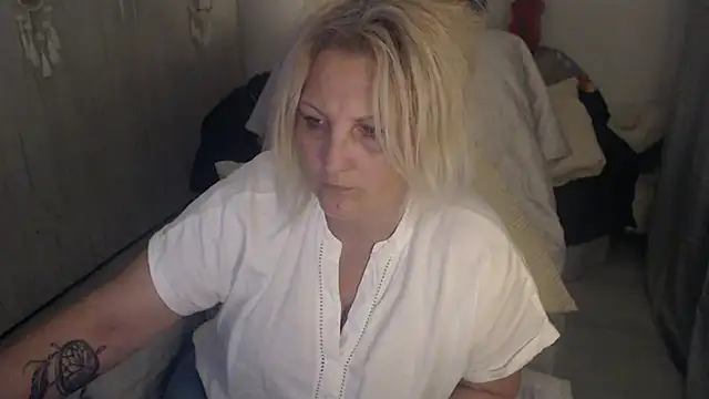 Snapshot of Divineblond chatting on April 2026 07:32:01 PM Divineblond online show from April 2026 07:32:01 PM