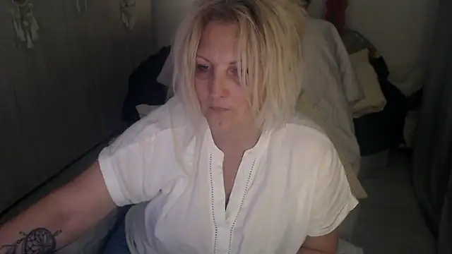 Snapshot of Divineblond chatting on April 2026 07:58:02 PM Divineblond online show from April 2026 07:58:02 PM